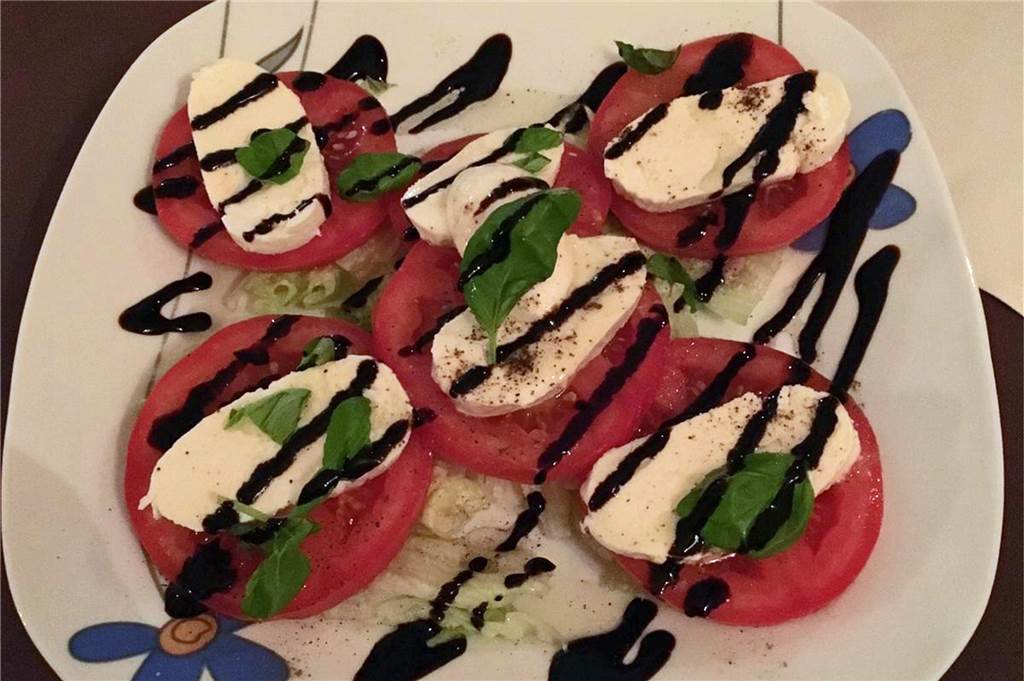 Ristorante da Marco: Wenn Essen und Service überhaupt nicht zur Einrichtung passen Vorspeise Nummer eins: Antipasto da Marco (Tomaten, Mozzarella, Basilikum und Pizzabrötchen).