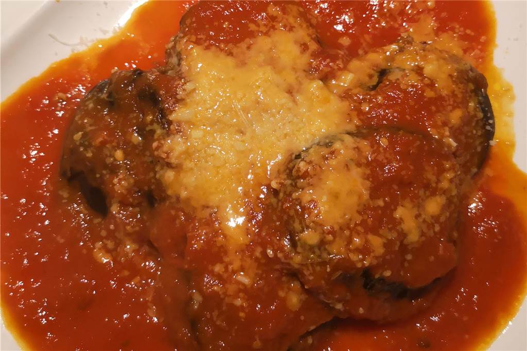 Im Haus Olfmann überzeugt vor allem die hausgemachte Pasta Vorspeise Nummer eins: Gefüllte Aubergine mit Tomatensoße.