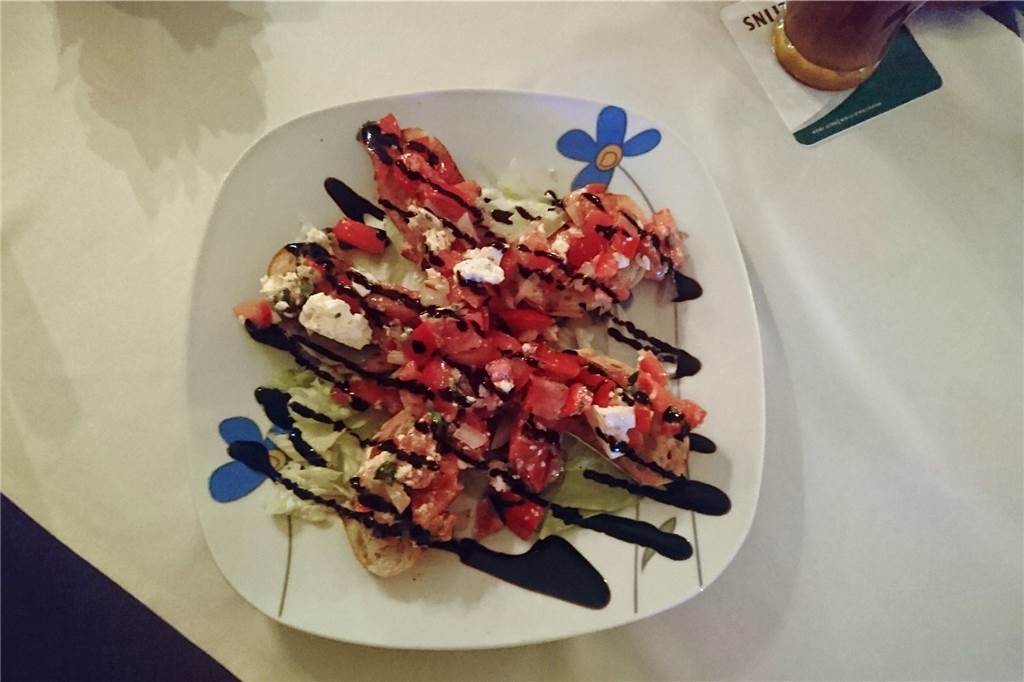 Ristorante da Marco: Wenn Essen und Service überhaupt nicht zur Einrichtung passen Vorspeise Nummer zwei: Bruschetta mit frischen Tomaten, Zwiebeln, Fetakäse und Basilikum.