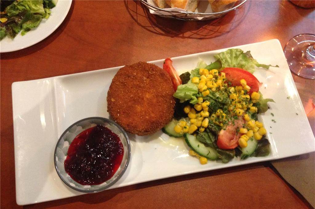Im Tanzpalast Mythos kann zu fairen Preisen üppig gespeist werden Vorspeise Nummer zwei im Restaurant Mythos: gebackener Camembert.