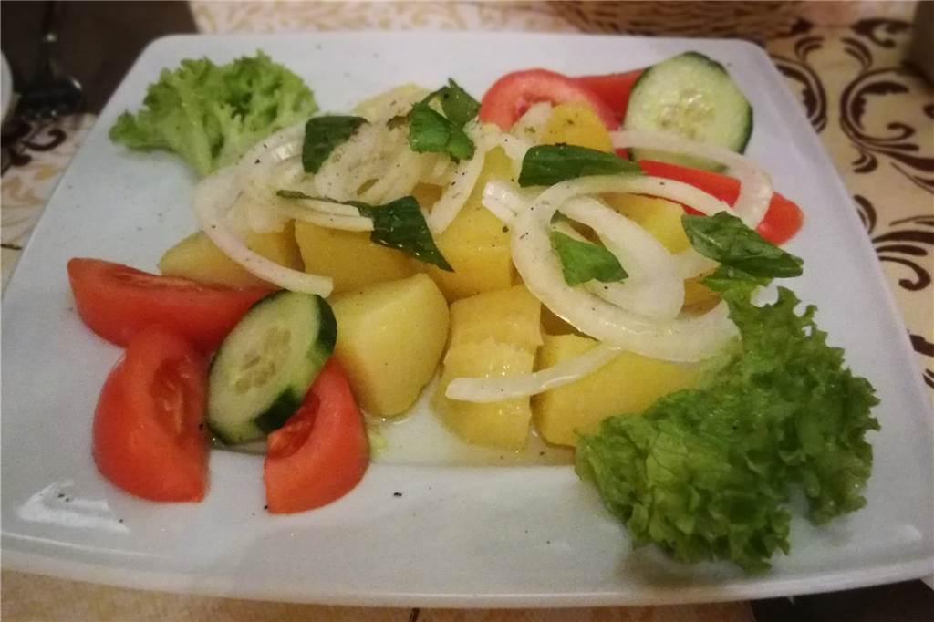 Bei Michele gibt es gutes Essen und familiäre Atmosphäre mit Wiedererkennungswert Vorspeise Nummer zwei: Salat mit Pellkartoffeln und Zwiebeln.