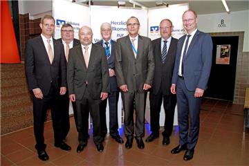 Vorstand und Aufsichtsrat (v.l.) mit Sven Plöger (r.): Jürgen Eilert und Ralf Schotte, Christoph Knepper, Hans Wilhelm Haubruck, Dr. Christoph Stiens und Reinhard Gold. 