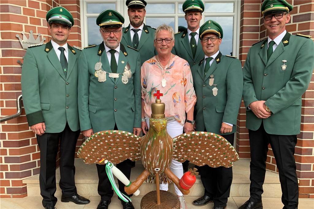 Die Schützenbruderschaft St. Fabian und Sebastian ist bereit für ihr Schützenfest Vorstand und Offizierscorps nahmen den Vogel bei König Hubert in Empfang.
