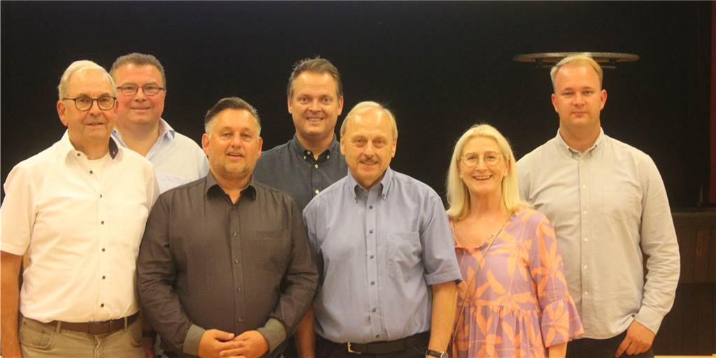 Reform ist durch: Holzwickeder Vorstands-Trio hat ein Auge auf die Abteilungen Vorstand und Ressortleiter des Holzwickeder SC: (v.l.) Günter Schütte, Frank Spiekermann, Marc Hoffmann, Stefan Sablowski, Vorsitzender Udo Speer, Susanne Werbinski und Lars Rohwer, auf dem Bild fehlt Karl-Friedrich Lösbrock.