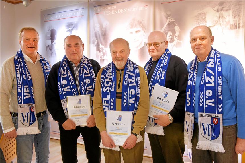 VfL Schwerte: Eine Versammlung mit Signalwirkung Vorstandssprecher Günther Thurau (re.) und sein Stellvertreter Arnd Brenscheidt (li.) ehrten die Jubilare des VfL Schwerte: Gottfried Arlt (2.v.li.), Heinz-Friedrich „Fiddi“ Schütte (Mitte) und Walter Wilkes (2.v.re.).