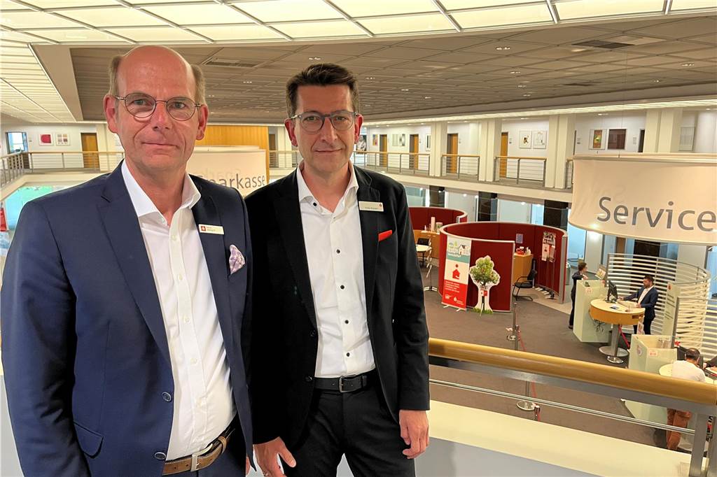Sparkasse an der Lippe äußert sich zu möglichen „Sparkassenbussen“ Vorstandsvorsitzender Heiko Rautert (r.) und Martin Abdinghoff in der Sparkassen-Hauptstelle in Lünen. Sie hatten kürzlich das Zukunftskonzept der Sparkasse an der Lippe vorgestellt.