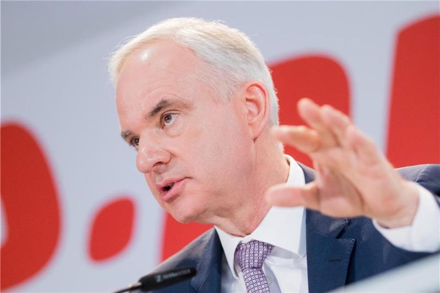 Eon schließt Preiserhöhungen durch Innogy-Übernahme aus Vorstandsvorsitzender von Eon Johannes Teyssen. Foto: Rolf Vennenbernd/Archiv