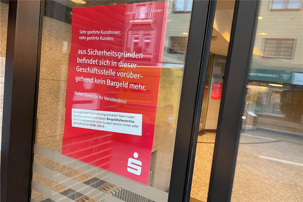 Verwaltungsrat zu Sparkassen-Schließungen: „Furcht kein guter Ratgeber“ Vorübergehend, heißt es auf einem Poster im Eingangsbereich in Obercastrop, gebe es aus Sicherheitsgründen hier kein Bargeld mehr.