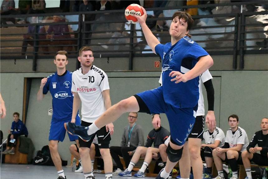 Vorwärts Gronau freut sich auf die Derbys gegen Vreden und Ochtrup Vorwärts Gronau - hier mit Maik Visschedyk im Angriff - startet mit einem Heimspiel in die Saison 21/22.