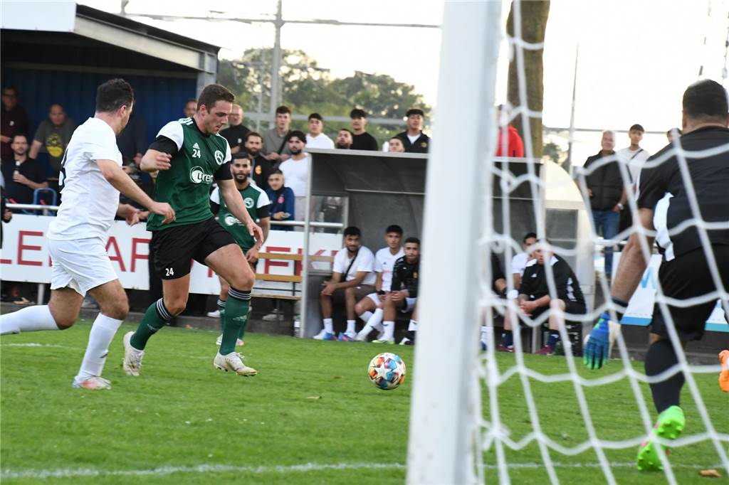 Eper Derby im Finale: Außenseiter ärgern Landesligisten mächtig Vorwärtsler Konstantin Gleis (M.) kommt zum Abschluss: Auch das zweite Halbfinale brachte mehr Spannung, als die Zuschauer zuvor erwarten durften.