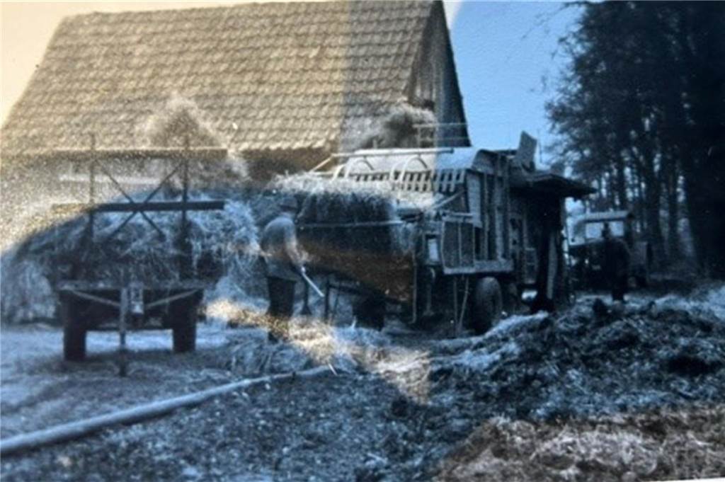 Fast 110 Jahre ackern für die Bauern: Legdens Lohnunternehmen Niehues Vorwiegend Handarbeit: Dreschen anno dazumal.