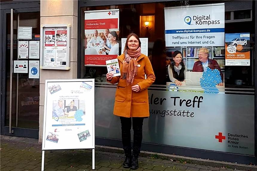 DRK-Generationenbüro Vreden ist neuer Standort Digital-Kompass Vreden ist Standort für die Aktion Digital-Kompass vor Ort: Koordinatorin Edith Gewers vom Roten Kreuz im Kreis Borken vor dem Standort Twickler-Treff in Vreden.