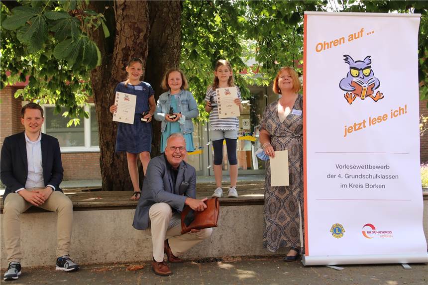 Viertklässler stellten sich der Jury – Marie Paeßens las am besten vor Vredens Bürgermeister Tom Tenostendarp (l.), Jan-Dirk Landwehr Präsident des Lions Clubs Hamalnd (vorne mitte) und Elisabeth Büning Leiterin des Fachbereichs Bildung, Schule, Kultur und Sport (r.) gratulierten allen Teilnehmern des Lesewettbewerbs der vierten Klassen – besonders freuen konnten sich Marie Paeßens (oben mitte), Maite Antonia Isferding (r.) und Nina Große Frericks.