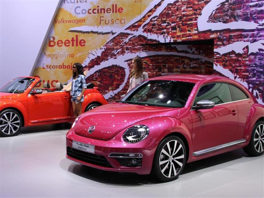 Think big - Luxus und Leistung bei der New York Motorshow VW schickt den Beetle in bunten Varianten gegen die PS-starken US-Modelle ins Rennen. Foto: Thomas Geiger