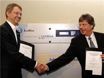 VW-Vorstand Werner Neubauer, (r) und Christian Friege von der LichtBlick AG nach der Vertragsunterzeichnung 2009. Foto: Holger Hollemann