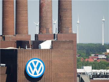 VW-Werk in Wolfsburg: Europas größter Autobauer sieht im Abgas-Skandal weiter keine Anzeichen für eine mögliche Mitschuld auf Vorstandsebene. Foto: Julian Stratenschulte