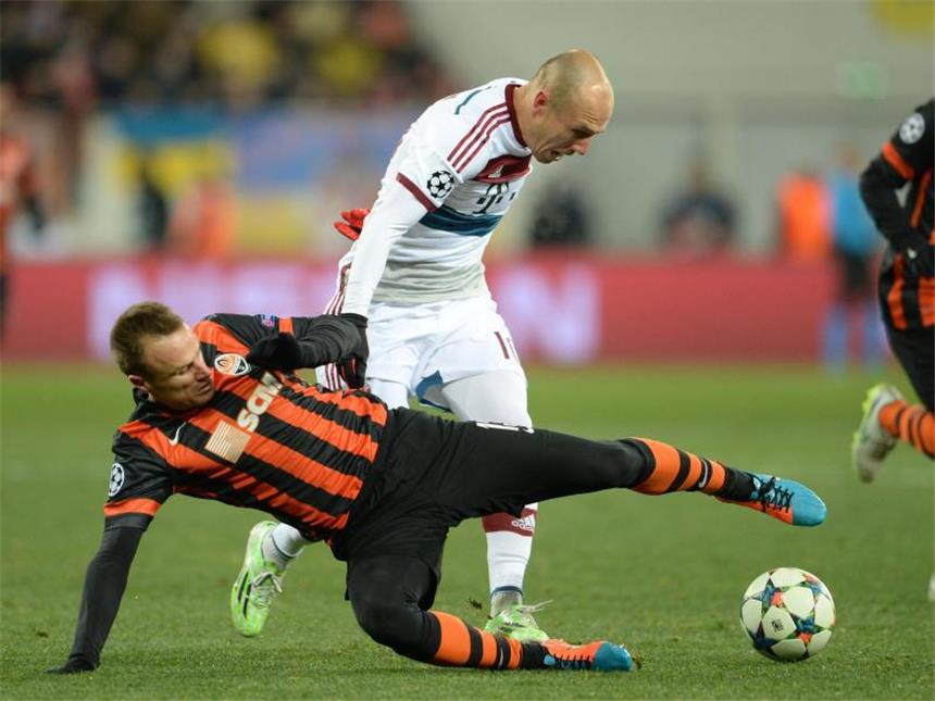 Zehn Bayern erhalten sich mit 0:0 Viertelfinal-Chance Vyacheslav Shevchuk kann den Antritt von Arjen Robben verhindern. Foto: Andreas Gebert