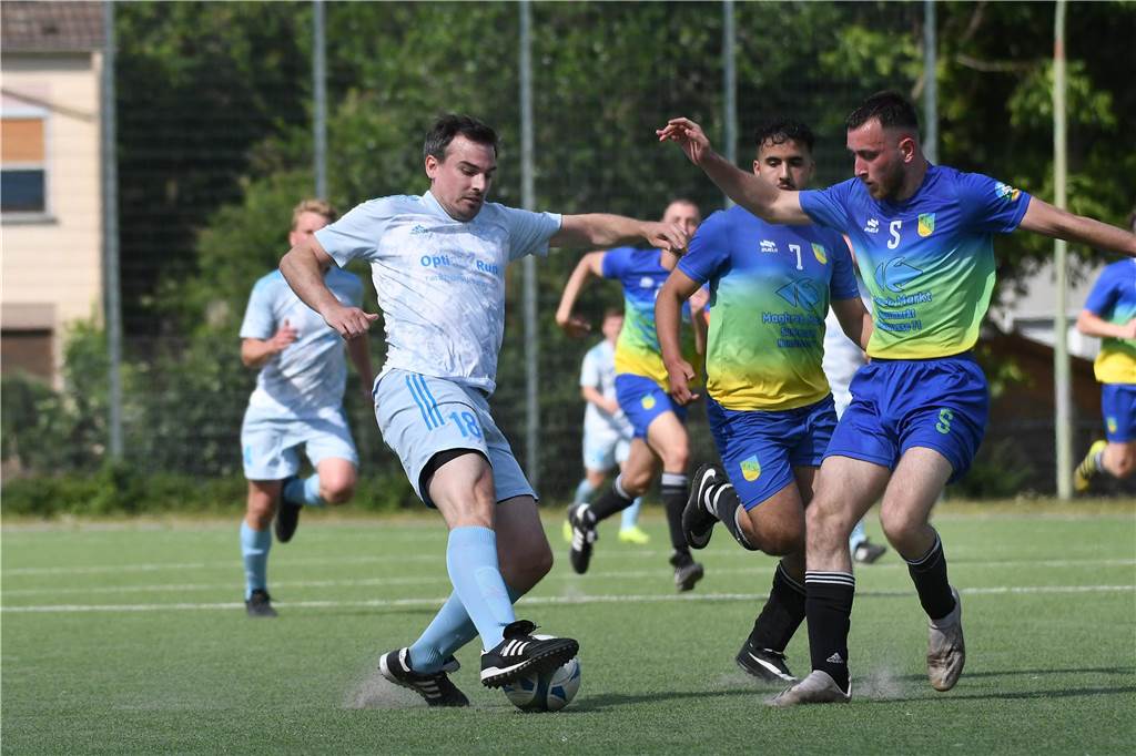 Beim Derby zwischen FC Frohlinde II und Wacker Obercastrop II: Joker macht mit drei Ballkontakten drei Tore Wacker-Altherrenspieler Jonas Reinken (l) traf gegen Frohlinde II nach seiner Einwechselung dreifach.