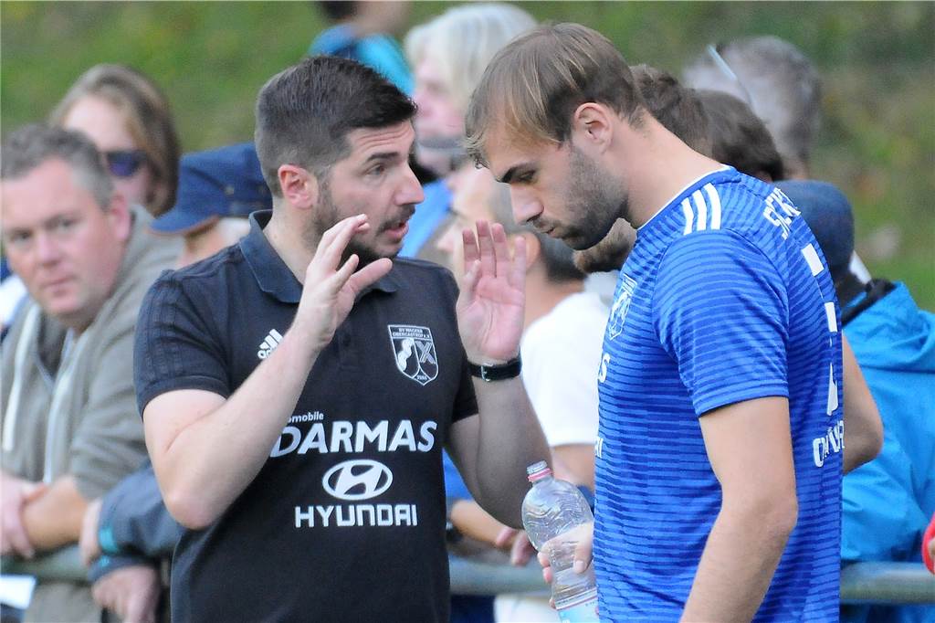 Wacker Obercastrops Wechsel fruchten - und Martin Kapitza (29) ist der Edeljoker Wacker-Coach Aytac Uzunoglu (l.), hier im Gespräch mit Innenverteidiger Marius Hoffmann, bewies in dieser Saison schon des Öfteren ein „goldenes Händchen“ bei Einwechslungen.