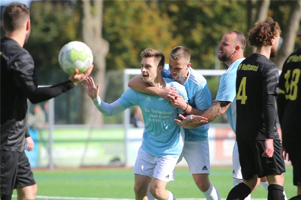 Wacker Obercastrop II: Mannschaft fühlt sich wie vom Lockdown-Hammer erschlagen Wacker-II-Kapitän David Queder (Mitte) gelang mit einem schulmäßigen Kopfball das 1:0 sein Team im Oktober im Topspiel gegen den RSV Holthausen. Wenig später führte sein Team gar mit mit 2:0. Das Spiel endete mit einem 2:2.