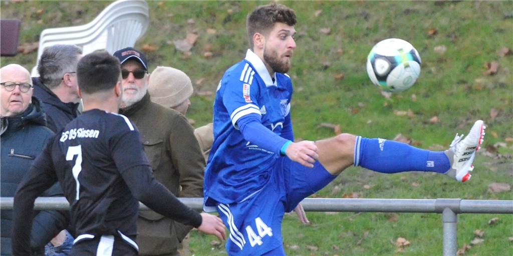 Kreispokal: Wacker Obercastrop muss beim B-Kreisligisten ins Elfmeterschießen Wacker-Kapitän Nico Brehm (am Ball) und sein Team schrammten in der ersten Kreispokal-Runde knapp an einer Blamage vorbei.