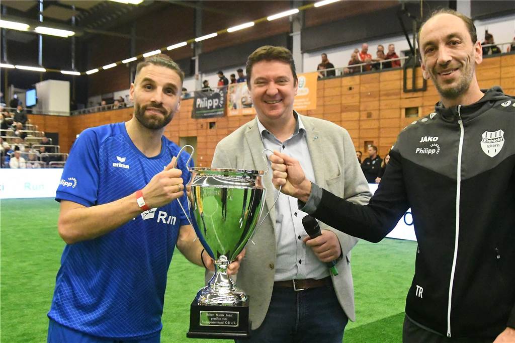 Am Rande der Bande: In der Europahalle Wacker-Kapitän Valdet Rama (l) holte für sein Team den Siegerpokal ab.