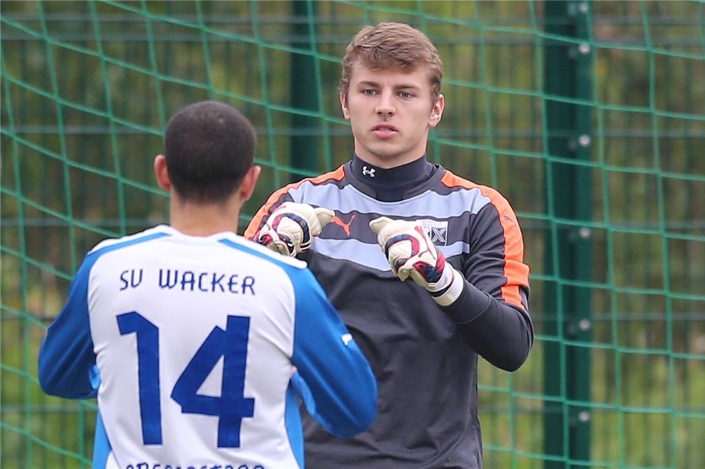November 2016: FC Frohlinde schießt Wacker Obercastrop aus dem Stadion Wacker-Keeper David Scholka (r.) musste im Bezirksliga-Derby 2016 beim FC Frohlinde fünf Gegentreffer wegstecken.