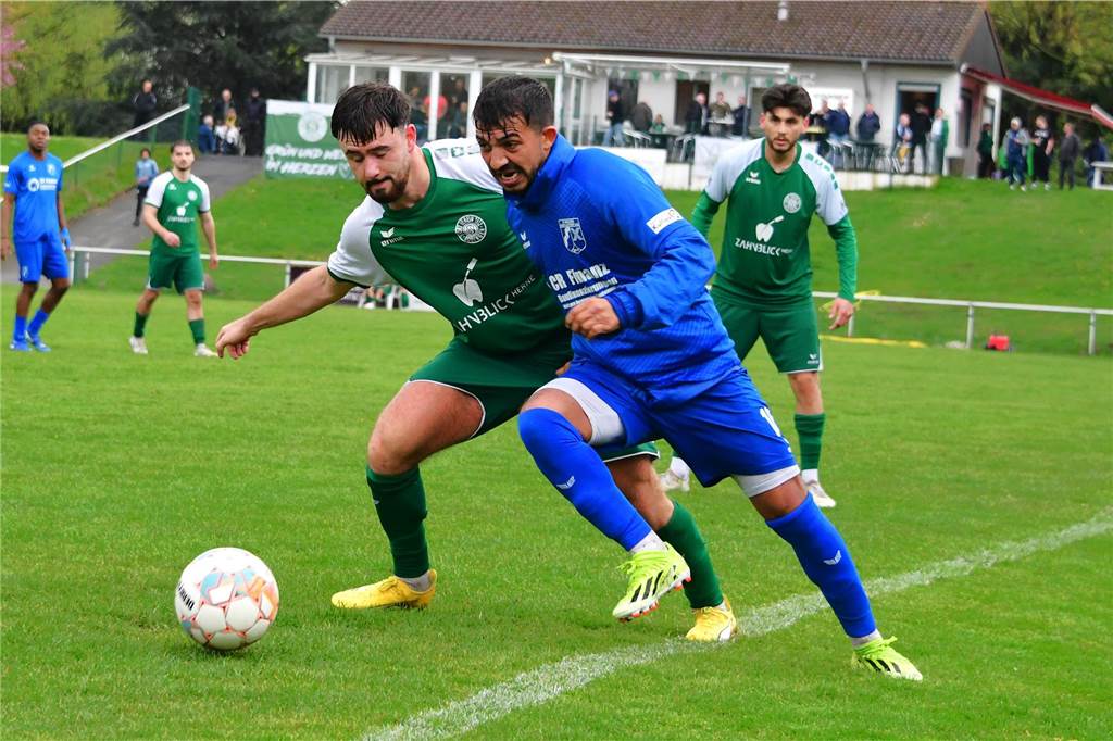 Wacker Obercastrop (blaue Trikots) gewinnt bei Abstiegskandidat SV Sodingen mit 4:0. Es gab eine zehnminütige Regenunterbrechung, da man keine fünf Meter weit mehr gucken konnte.