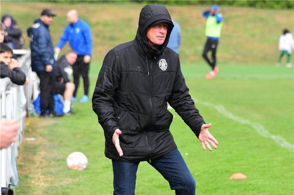 Wacker Obercastrop (blaue Trikots) gewinnt bei Abstiegskandidat SV Sodingen mit 4:0. Es gab eine zehnminütige Regenunterbrechung, da man keine fünf Meter weit mehr gucken konnte.