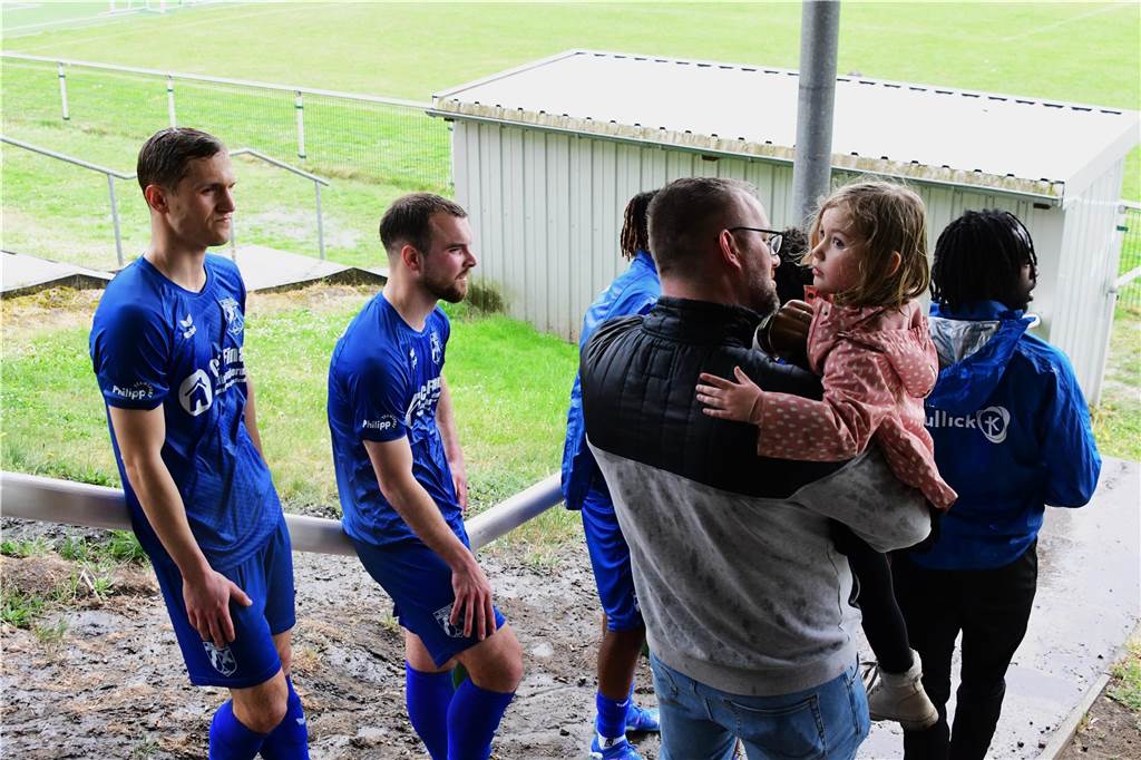 Wacker Obercastrop (blaue Trikots) gewinnt bei Abstiegskandidat SV Sodingen mit 4:0. Es gab eine zehnminütige Regenunterbrechung, da man keine fünf Meter weit mehr gucken konnte.