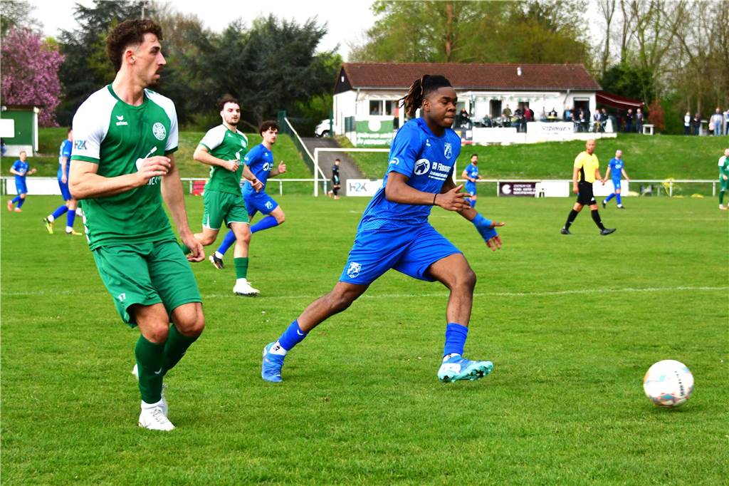 Wacker Obercastrop (blaue Trikots) gewinnt bei Abstiegskandidat SV Sodingen mit 4:0. Es gab eine zehnminütige Regenunterbrechung, da man keine fünf Meter weit mehr gucken konnte.