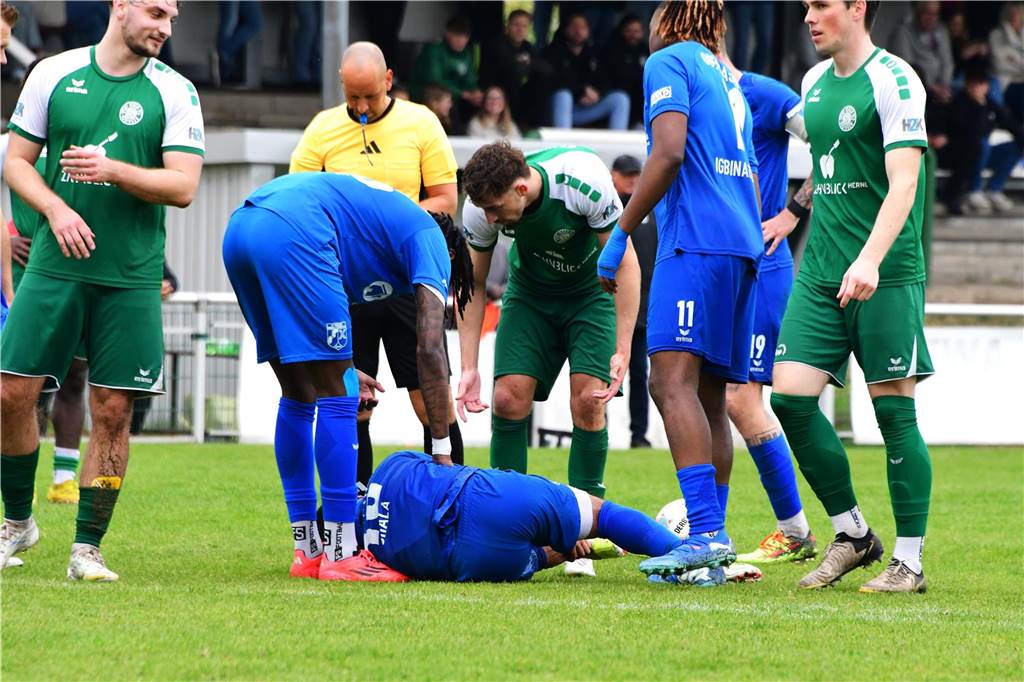 Wacker Obercastrop (blaue Trikots) gewinnt bei Abstiegskandidat SV Sodingen mit 4:0. Es gab eine zehnminütige Regenunterbrechung, da man keine fünf Meter weit mehr gucken konnte.