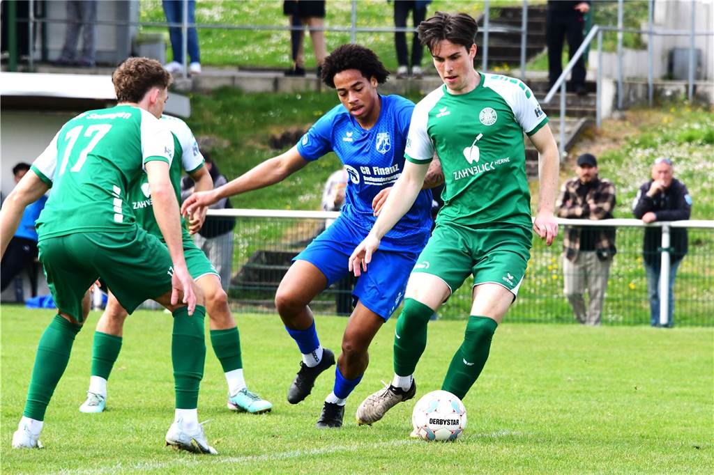 Wacker Obercastrop (blaue Trikots) gewinnt bei Abstiegskandidat SV Sodingen mit 4:0. Es gab eine zehnminütige Regenunterbrechung, da man keine fünf Meter weit mehr gucken konnte.