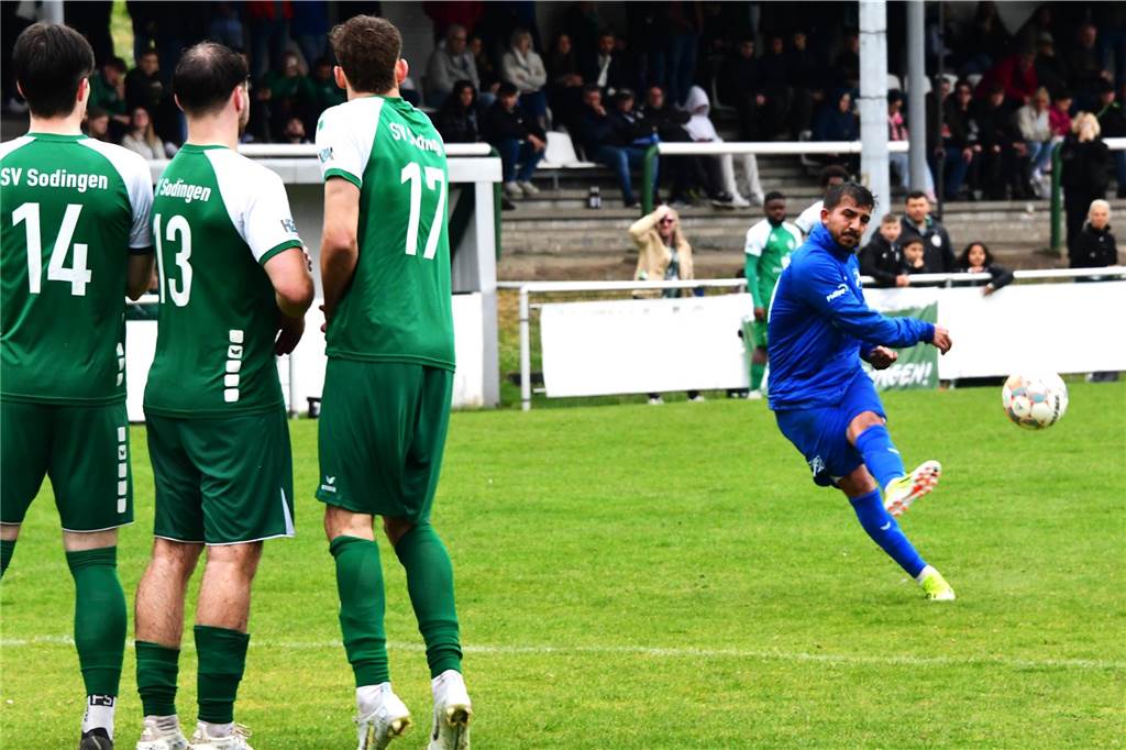 Wacker Obercastrop (blaue Trikots) gewinnt bei Abstiegskandidat SV Sodingen mit 4:0. Es gab eine zehnminütige Regenunterbrechung, da man keine fünf Meter weit mehr gucken konnte.