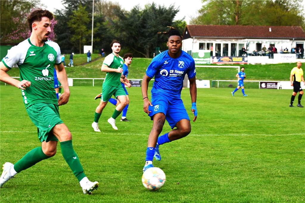 Wacker Obercastrop (blaue Trikots) gewinnt bei Abstiegskandidat SV Sodingen mit 4:0. Es gab eine zehnminütige Regenunterbrechung, da man keine fünf Meter weit mehr gucken konnte.