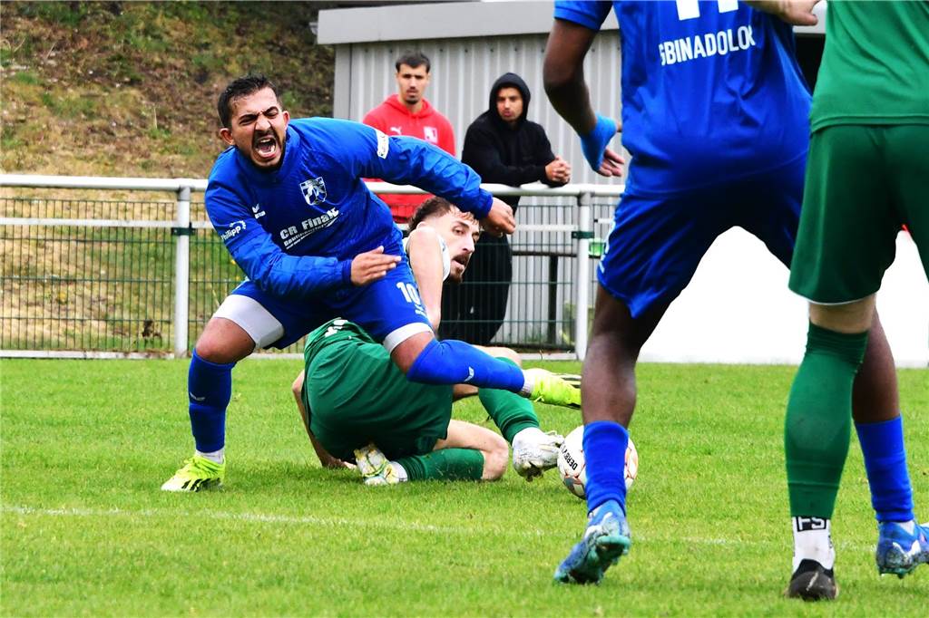 Wacker Obercastrop (blaue Trikots) gewinnt bei Abstiegskandidat SV Sodingen mit 4:0. Es gab eine zehnminütige Regenunterbrechung, da man keine fünf Meter weit mehr gucken konnte.