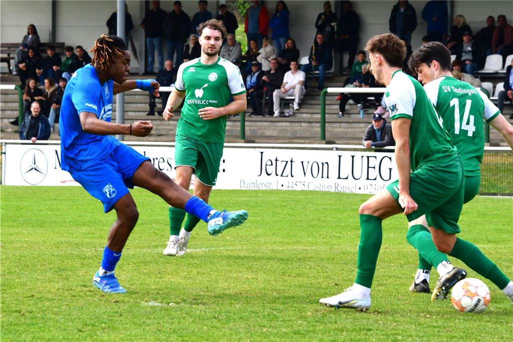 Wacker Obercastrop (blaue Trikots) gewinnt bei Abstiegskandidat SV Sodingen mit 4:0. Es gab eine zehnminütige Regenunterbrechung, da man keine fünf Meter weit mehr gucken konnte.