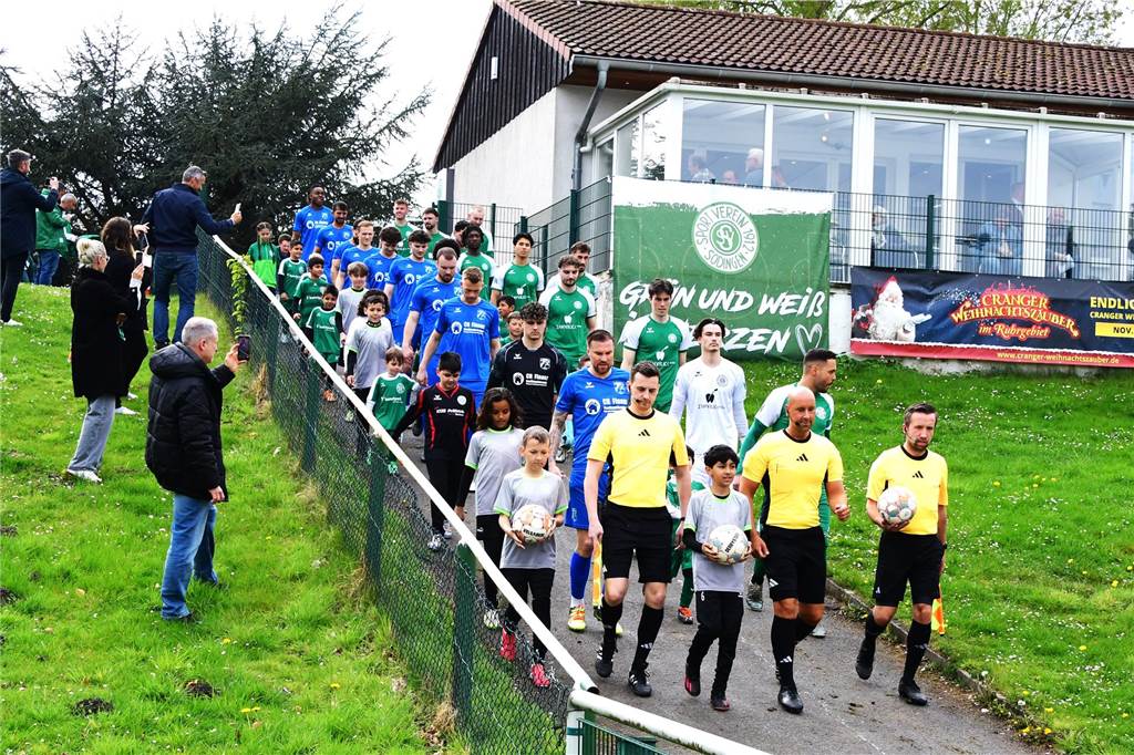 Wacker Obercastrop (blaue Trikots) gewinnt bei Abstiegskandidat SV Sodingen mit 4:0. Es gab eine zehnminütige Regenunterbrechung, da man keine fünf Meter weit mehr gucken konnte.