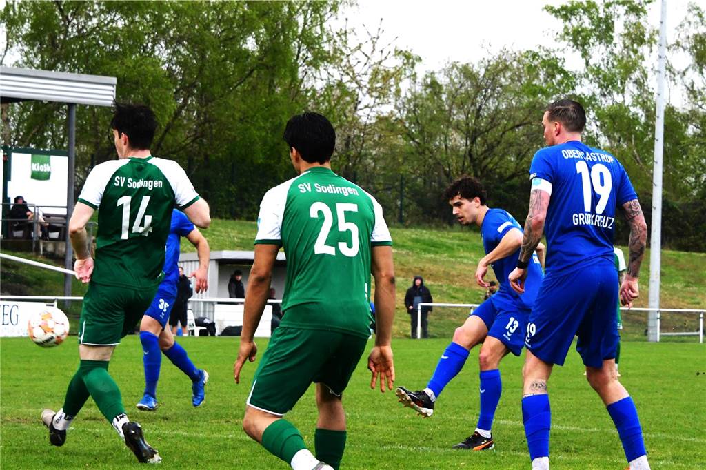 Wacker Obercastrop (blaue Trikots) gewinnt bei Abstiegskandidat SV Sodingen mit 4:0. Es gab eine zehnminütige Regenunterbrechung, da man keine fünf Meter weit mehr gucken konnte.