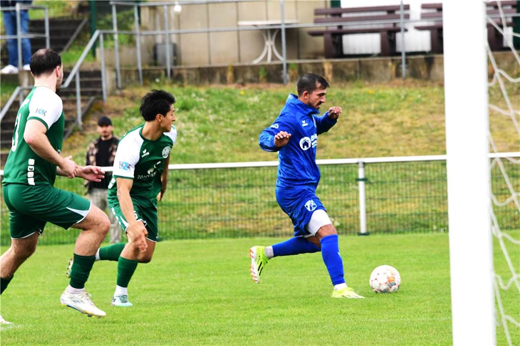 Wacker Obercastrop (blaue Trikots) gewinnt bei Abstiegskandidat SV Sodingen mit 4:0. Es gab eine zehnminütige Regenunterbrechung, da man keine fünf Meter weit mehr gucken konnte.