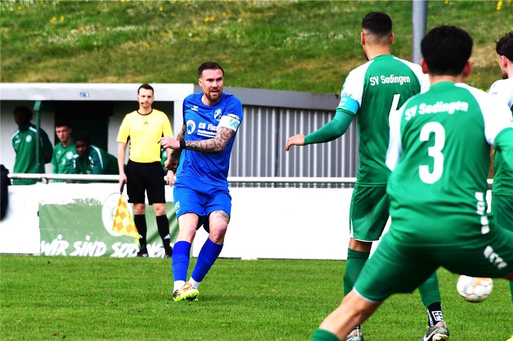 Wacker Obercastrop (blaue Trikots) gewinnt bei Abstiegskandidat SV Sodingen mit 4:0. Es gab eine zehnminütige Regenunterbrechung, da man keine fünf Meter weit mehr gucken konnte.