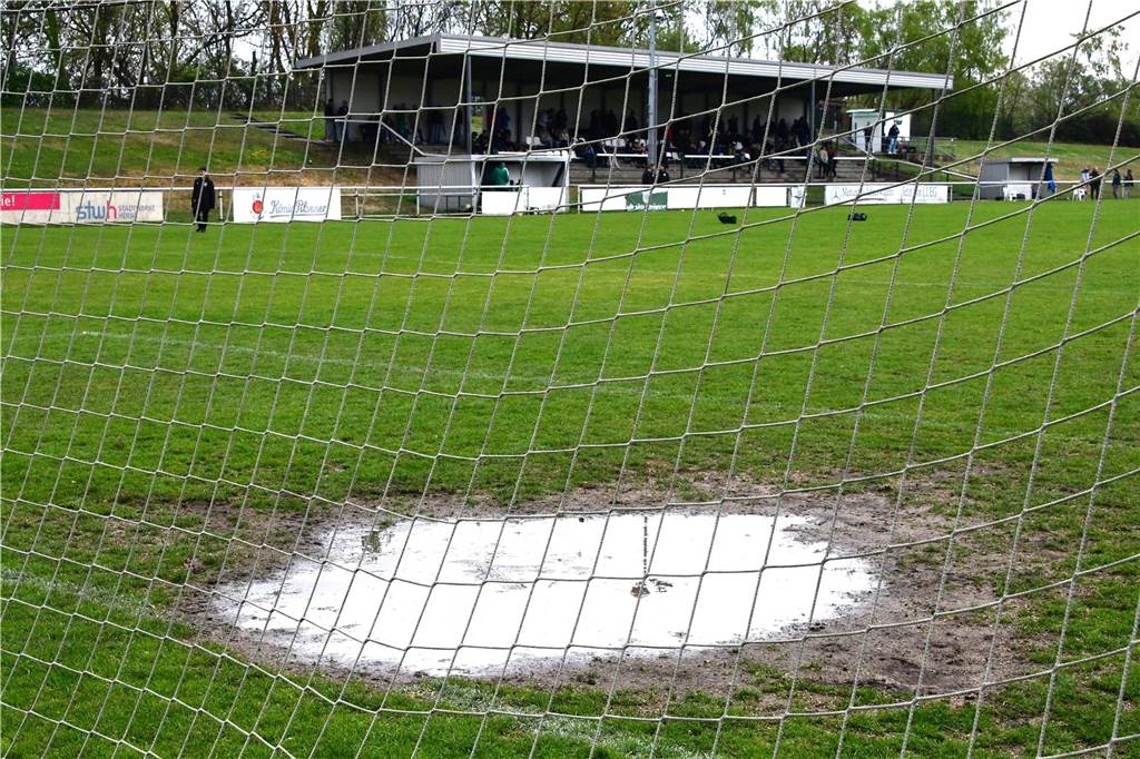 Wacker Obercastrop (blaue Trikots) gewinnt bei Abstiegskandidat SV Sodingen mit 4:0. Es gab eine zehnminütige Regenunterbrechung, da man keine fünf Meter weit mehr gucken konnte.