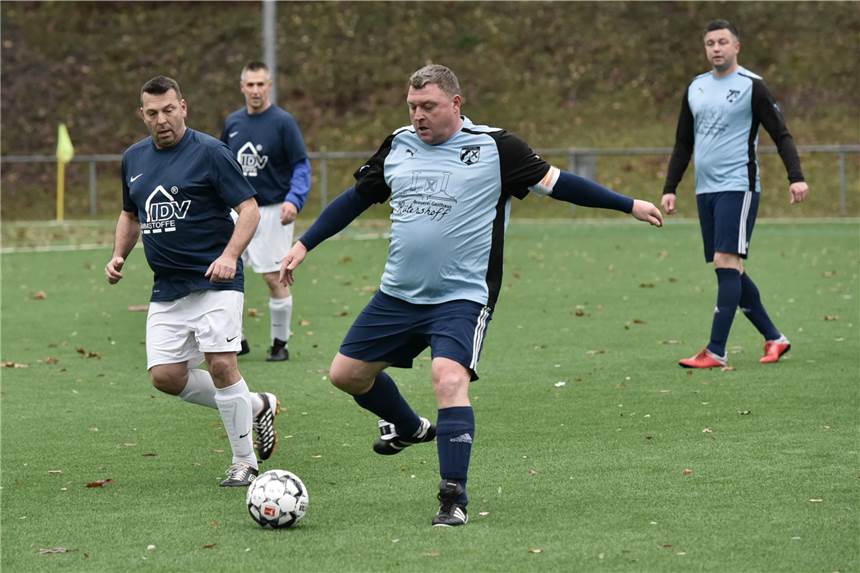 Wacker Obercastrop garniert sein Eriner Beben mit hoher Fußballkunst Wacker Obercastrop, hier mit Elmar Bök am Ball, stellt die Altherren-Kreismeisterschaften auf die Beine.
