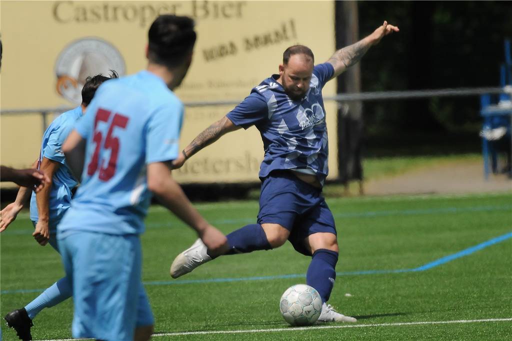 Bei Wacker Obercastrop II hat nur einer an Gewicht zugelegt Wacker-Spielertrainer Andre Pape (am Ball) gibt Anweisungen auf dem Feld.