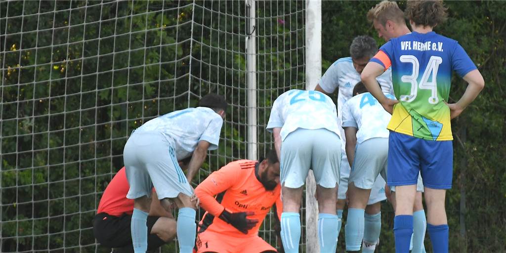 Ganz Wacker feiert - Vor allem nachdem ein Spieler das Krankenhaus verlassen hatte Wacker-Torwart Erjon Gudra musste ins Krankenhaus gebracht werden.