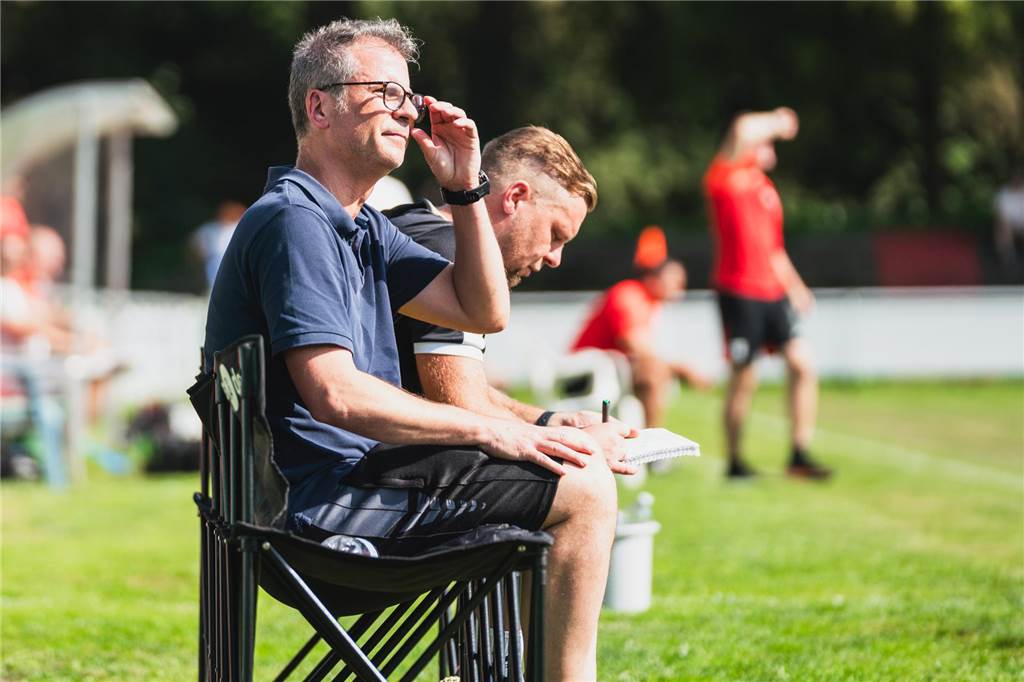 Wacker-Trainer geht Schiedsrichter scharf an: Lüner SV mit Last-Minute-Sieg gegen Obercastrop Wacker-Trainer Antonio Molina wetterte nach der Niederlage beim Lüner SV gegen die Schiedsrichter.