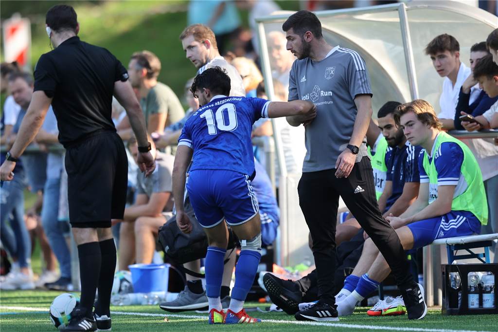 Wacker Obercastrop rockt das Derby gegen SV Sodingen mit Elvis-Tor Wacker-TRainer Aytac Uzunoglu (r.) half seinem Goalgetter Elvis Shala nach einem als Foulspiel geahndeten Zweikampf schnell wieder. Er empfand eine Behandlung als nicht notwendig.