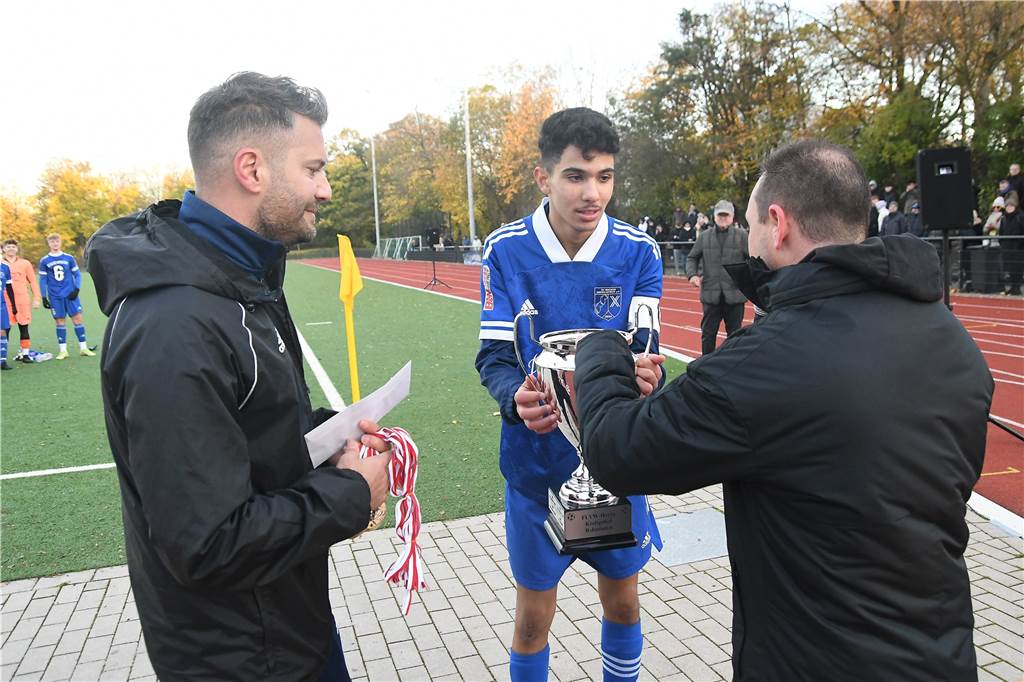Westfalenpokal: Obercastrop muss nur ein Spiel gewinnen - dann kommt ein Bundesligist Wacker-Trainer Sencer Özbek (l) und sein Team haben den Kreispokal gewonnen und spielen jetzt im Westfalenpokal.