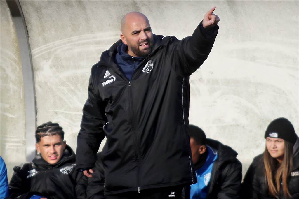 Wacker-Trainer Zouhair Allali lobte seine Abwehrreihe gegen den BSV Schüren.