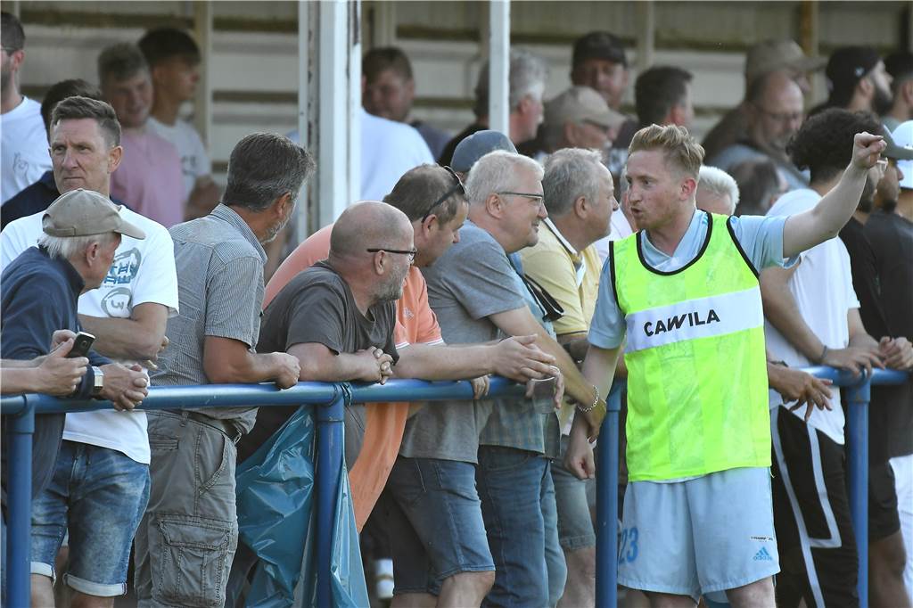 Ganz Wacker feiert - Vor allem nachdem ein Spieler das Krankenhaus verlassen hatte Wacker-Vorsitzender Martin Janicki (gelb) freute sich gleich über zwei Aufstiege.